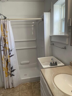 Towels, soap, toilet paper - Cozy Private Room in Historic Findlay Home with Kitchen, Wifi and Free Parking (Findlay)