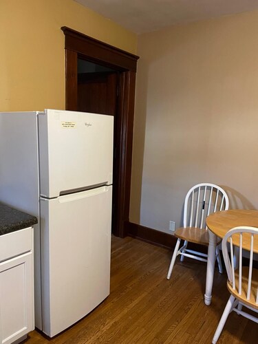 Cozy Private Room in Historic Findlay Home with Kitchen, Wifi and Free Parking