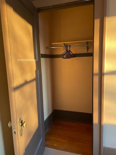 Cozy Private Room in Historic Findlay Home with Kitchen, Wifi and Free Parking