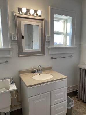 Towels, soap, toilet paper - Cozy Private Room in Historic Findlay Home with Kitchen, Wifi and Free Parking (Findlay)