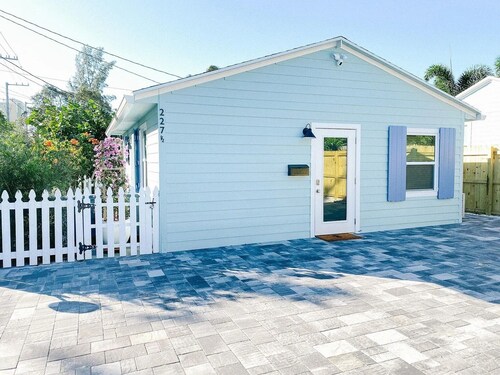 Light and Bright 1 Bed 1 Bath Cottage in Downtown Delray Beach