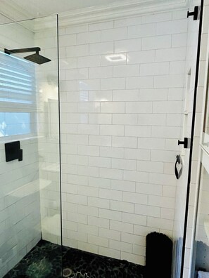 Haartrockner, Handtücher, Seife, Shampoo