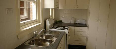 冷蔵庫、電子レンジ、オーブン、コンロ