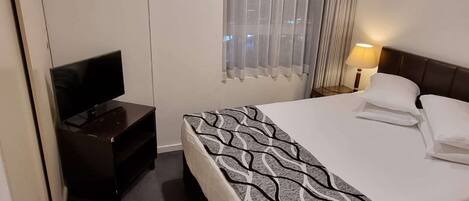 Skrivbord, strykjärn/strykbräda, wi-fi och sängkläder