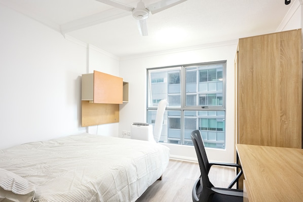 Basic Studio Suite | Desk, free WiFi