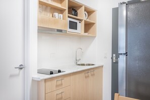 Basic Studio | Private kitchen | Full-size fridge, microwave, cookware/dishes/utensils - Shafston Service Apartment  (Kangaroo Point)