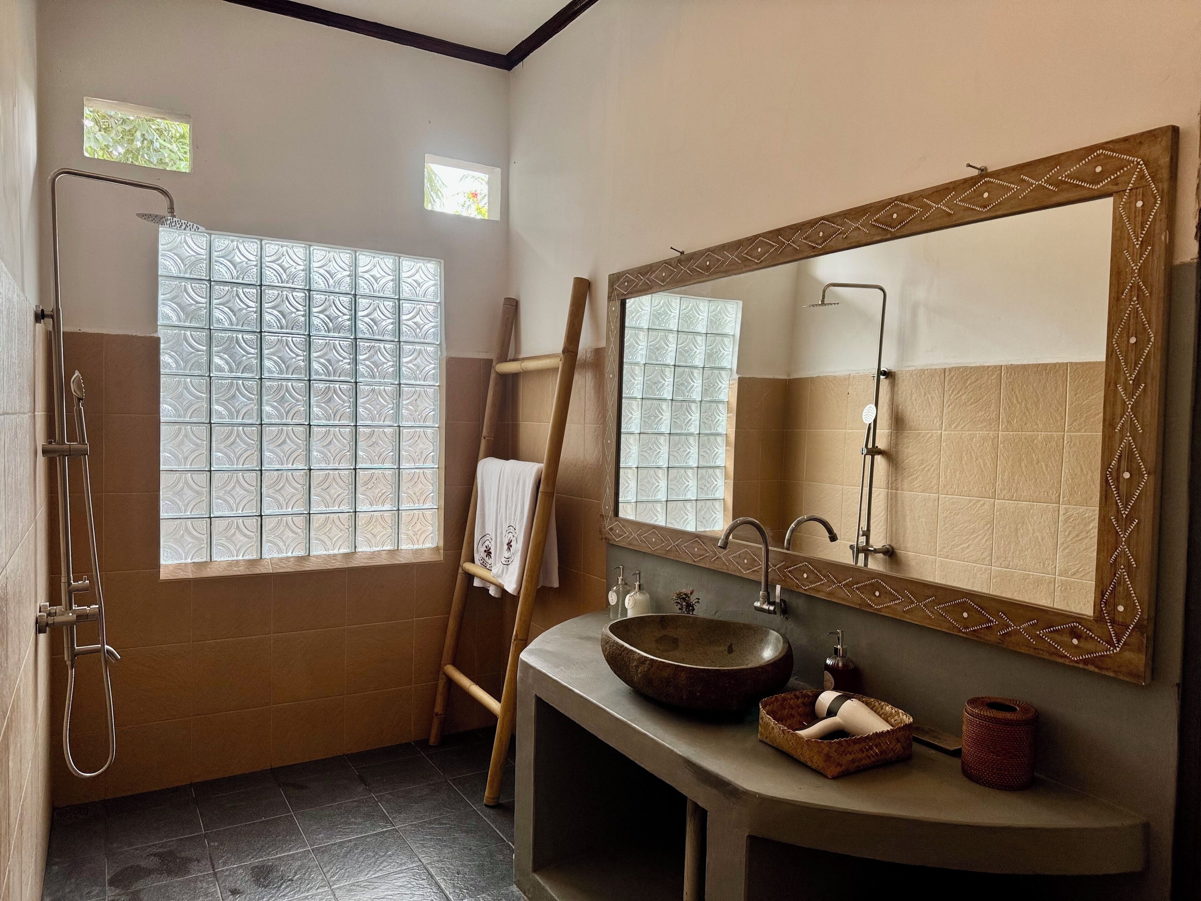 Douche, sèche-cheveux, chaussons, serviettes fournies