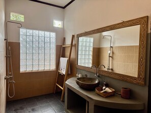 Shower, hair dryer, slippers, towels - Sasak Garden HomeStay (Senggigi)