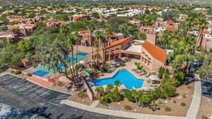 A resort with a pool area, tennis courts, and a view of mountains. - Lux gated condo in Sabino Cyn, relax, explore & create memories 4ever. Book now! (Tucson)
