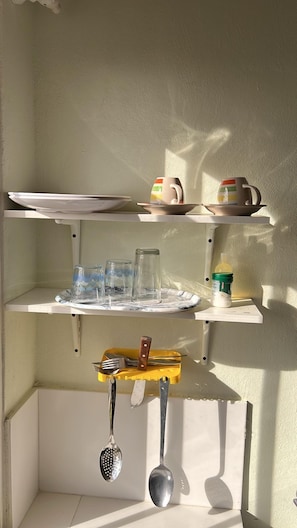 Batterie de cuisine, vaisselle et ustensiles