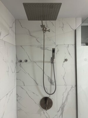 Secador de cabelo, toalhas de banho, papel higiênico 