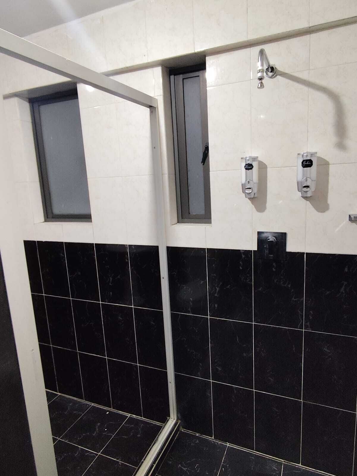 Sèche-cheveux, serviettes fournies, savon, papier toilette