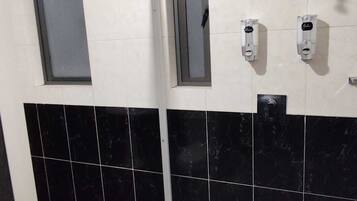 Secador de pelo, toallas, jabón, papel higiénico