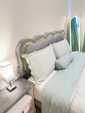 3 bedrooms, iron/ironing board, internet, bed sheets