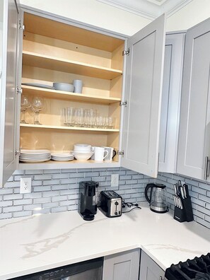 Mikrobølgeovn, ovn, kokeplater og oppvaskmaskin