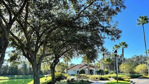 Una propietat residencial amb un jardí ben cuidat, una entrada amb caràcter i un arbre gran que ofereix ombra.