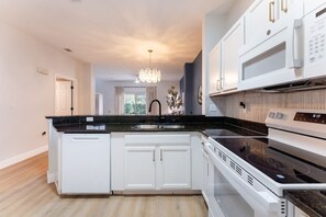 Mikrobølgeovn, ovn, kokeplater og oppvaskmaskin