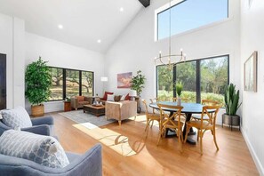 Smart-TV, Stereoanlage, Arbeitsbereiche