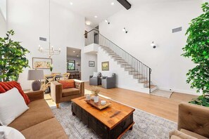 Smart-TV, Stereoanlage, Arbeitsbereiche