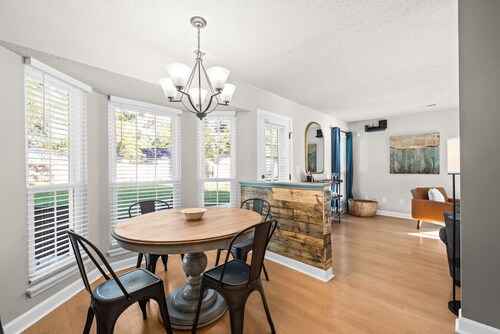 Space for 10+ and Fenced Yard, The Indigo House!