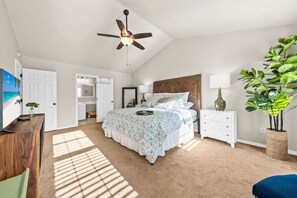 4 عدّة غرف نوم ومكتب ومكواة/لوح كي وسرير سفر