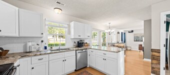 Space for 10+ and Fenced Yard, The Indigo House!