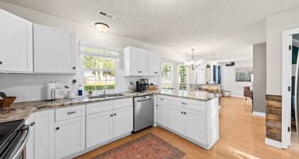 Space for 10+ and Fenced Yard, The Indigo House!