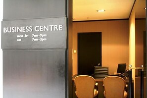 Un centre d’affaires avec une enseigne indiquant les heures d’ouverture.