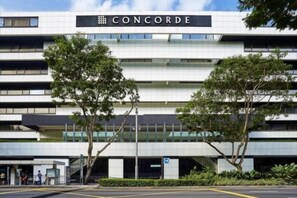 Een meerhoog gebouw met de naam 'CONCORDE' duidelijk zichtbaar.