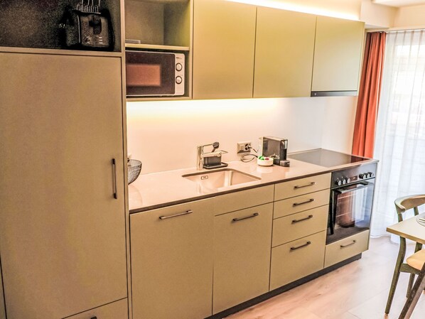 Kühlschrank, Ofen, Geschirrspüler, Kochgeschirr/Geschirr/Besteck