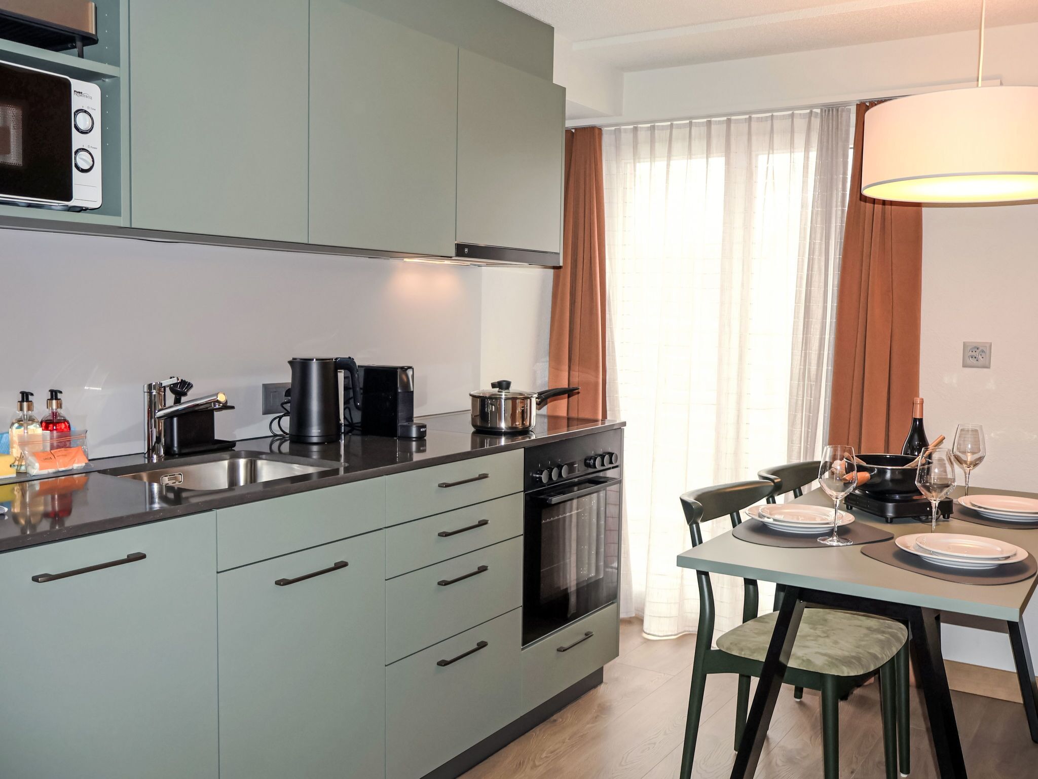 Kühlschrank, Ofen, Geschirrspüler, Kochgeschirr/Geschirr/Besteck