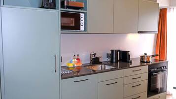 Fridge, oven, dishwasher, cookware/dishes/utensils