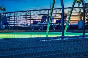 Outdoor pool - Holiday Inn Lisbon (Lisbon)