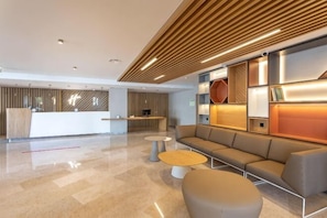 Lobby - Holiday Inn LISBON by IHG (Lisbon)