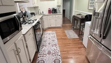 Een koelkast, een magnetron, een oven, een kookplaat