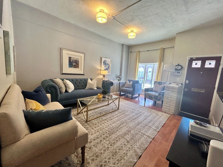 Family-friendly Federal Hill Townhome 3br 2ba 2 Car Parking Walkable Near Bwi - Glen Burnie, MD