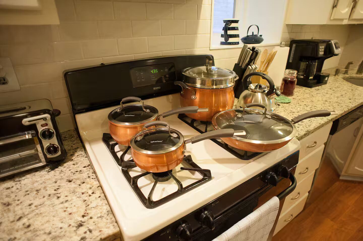 Een koelkast, een microgolfoven, een oven, een kookplaat