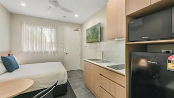 Superior Studio | Private kitchenette | Microwave, stovetop, toaster, cookware/dishes/utensils