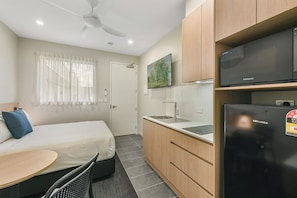 Superior-studio | Yksityinen keittonurkkaus | Mikroaaltouuni, liesi, leivänpaahdin