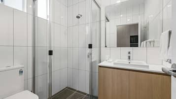 Basic Studio | Bathroom | Hair dryer, towels, soap, shampoo