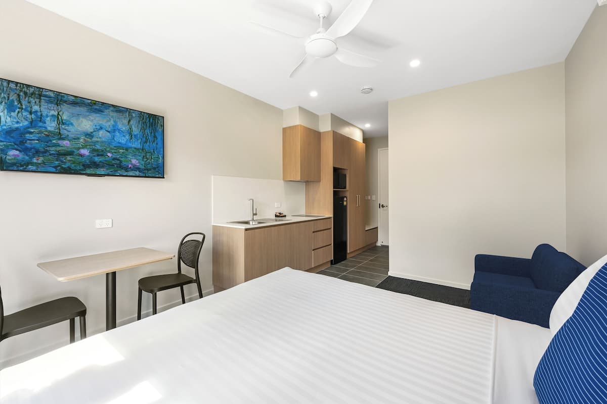 Estudio superior | Cortinas blackout, insonorización y tabla de planchar con plancha