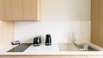 Microondas, placa de cocina, tostadora, utensilios de cocina