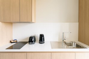 Mikrowelle, Herdplatte, Toaster, Kochgeschirr/Geschirr/Besteck
