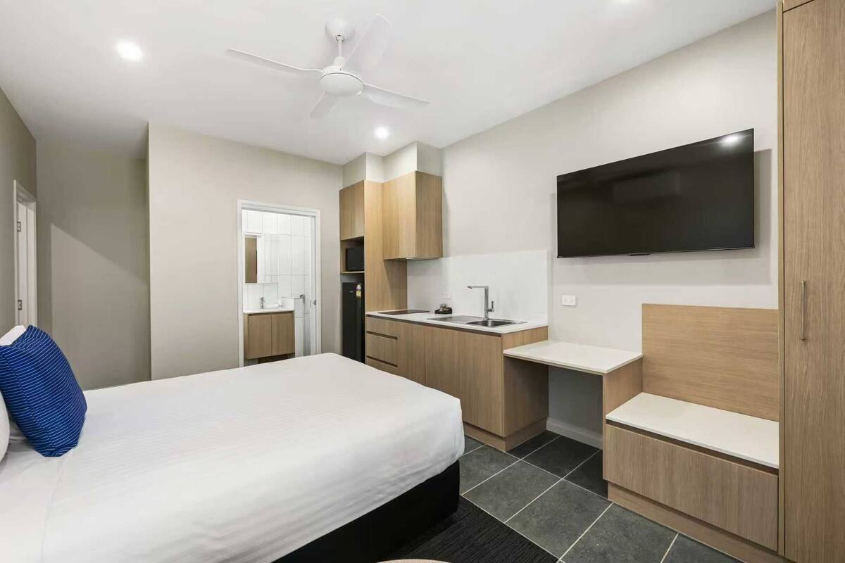 Basic Twin Room | Desk, blackout drapes, soundproofing, iron/ironing board