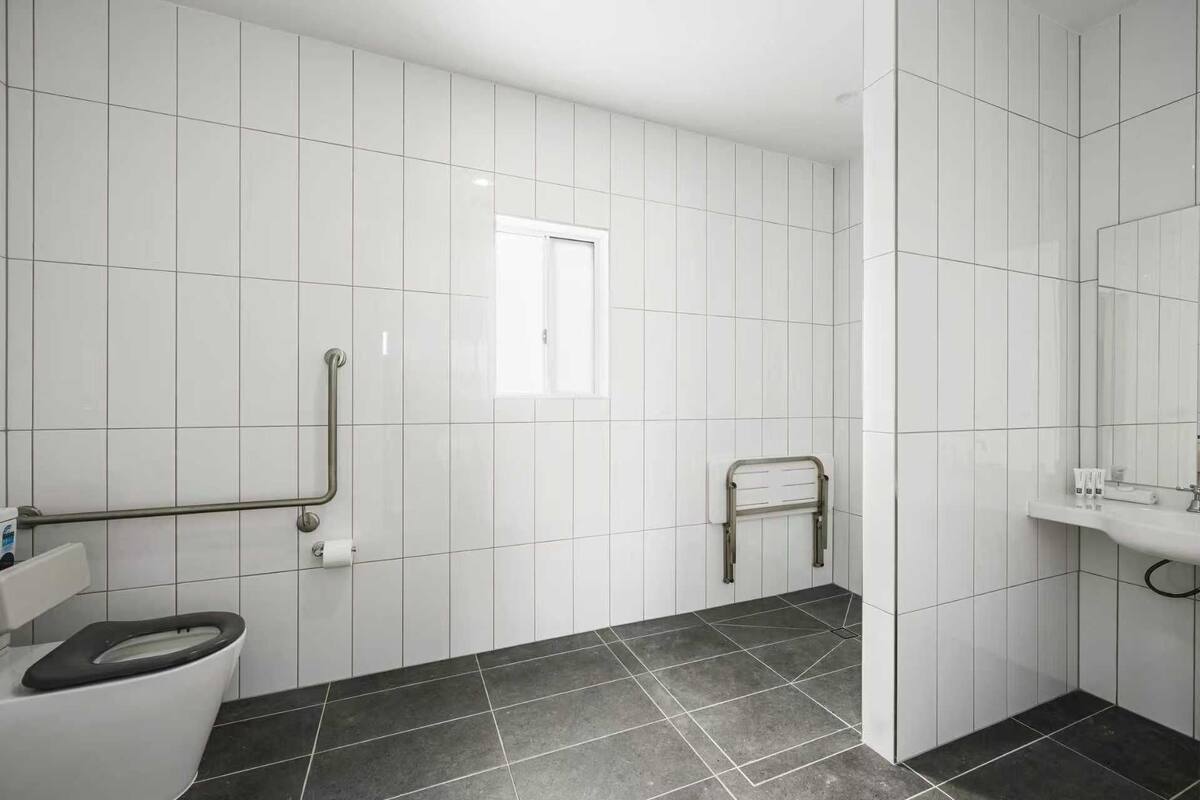 Studio | Bathroom | Shower, hair dryer, towels, soap
