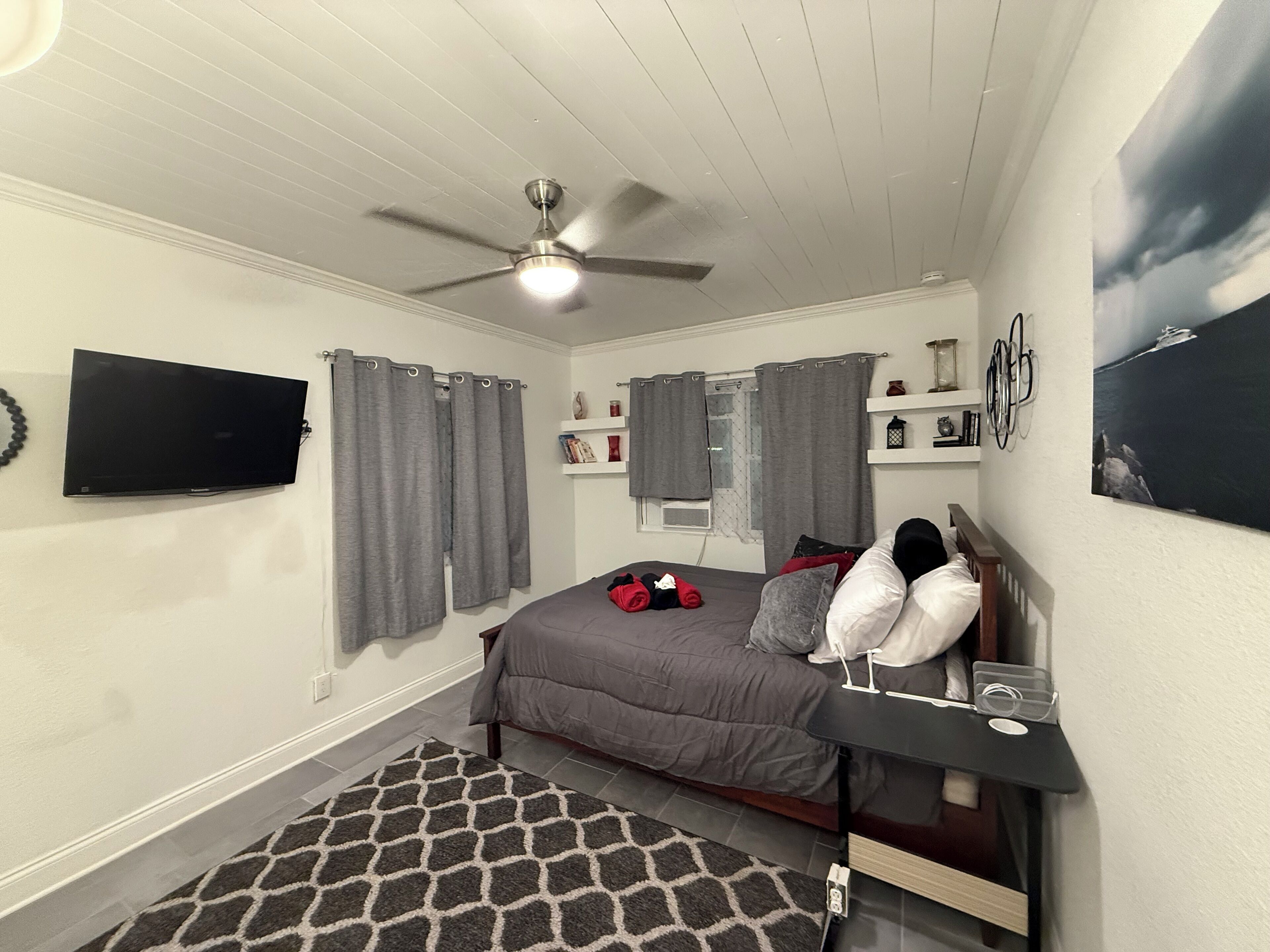 1 habitación, escritorio, tabla de planchar con plancha y wifi gratis 