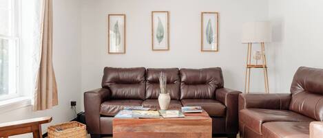 Una televisión, una oficina