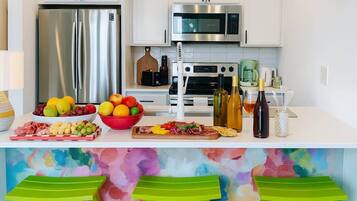 Four à micro-ondes, un four, surface de cuisson, lave-vaisselle