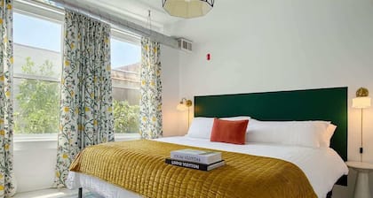 Artsy I Cozy I King Bed | Gym | Elevator