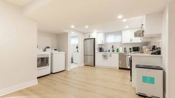 Køleskab, mikrobølgeovn, ovn, kogeplade